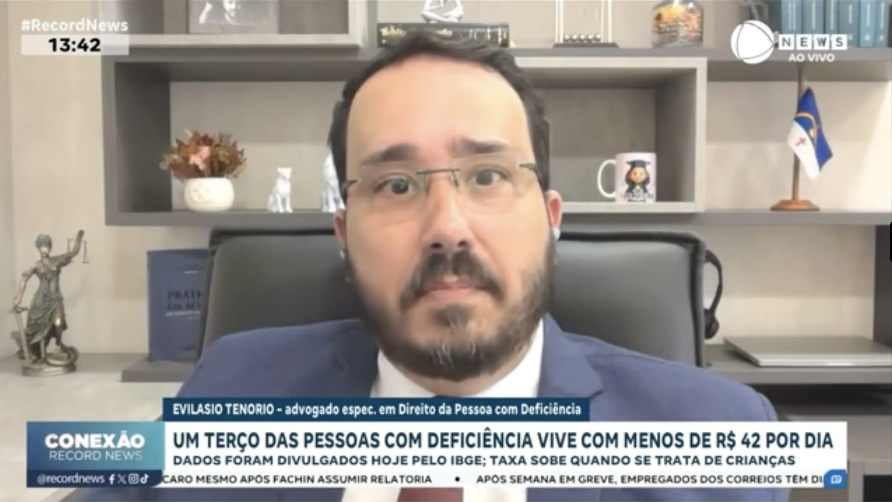 Imprensa 5 | Evilasio Tenorio na imprensa: entrevistas e reportagens sobre Direito da Saúde na Rádio Justiça, TV Justiça, Jovem Pan, Migalhas e outros veículos nacionais. Um terço das pessoas com deficiência no Brasil vive abaixo da linha da pobreza. Entre crianças com deficiência de 2 a 14 anos, o percentual chega a 60,9%, segundo dados divulgados pelo IBGE.Em entrevista à Record News, o advogado Evilasio Tenorio comenta o que está por trás desses números e a relação entre deficiência, pobreza, mercado de trabalho, BPC, inclusão e efetivação de direitos.“A deficiência não deveria produzir pobreza. O que produz pobreza é a exclusão.”A entrevista também aborda o impacto econômico da deficiência sobre as famílias, especialmente quando um dos responsáveis precisa reduzir ou abandonar o trabalho para assumir os cuidados de uma criança ou familiar com deficiência.Evilasio Tenorio da Silva Neto é advogado, OAB/PE 31.019, com atuação em Direito da Saúde e direitos das pessoas com deficiência e pessoas neurodivergentes.#PessoasComDeficiência #DireitoPCD #Inclusão #IBGE #RecordNews