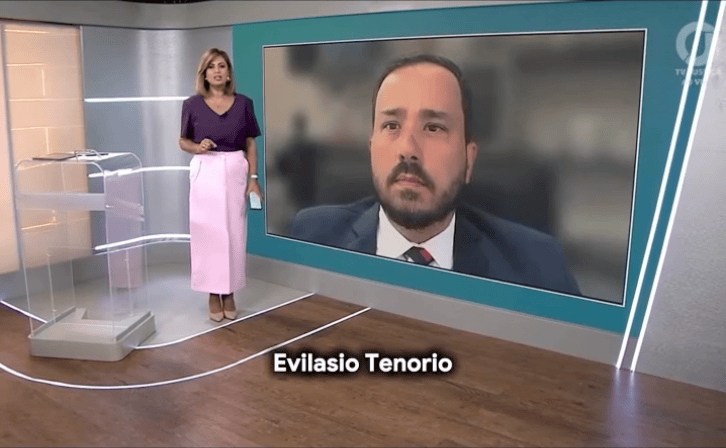 Advogado Evilasio Tenorio em entrevista na TV, apresentando expertise em Direito.
