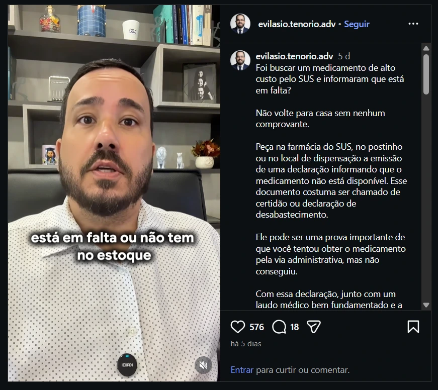 SUS negou medicamento por não estar na lista: o que fazer e quais são seus direitos 1 | O fato de o SUS negar um medicamento alegando que ele não está na sua lista não significa necessariamente que ele não deva fornecer. Entenda mais. Foi buscar um medicamento de alto custo pelo SUS e informaram que está em falta?Não volte para casa sem nenhum comprovante.Peça na farmácia do SUS, no postinho ou no local de dispensação a emissão de uma declaração informando que o medicamento não está disponível. Esse documento costuma ser chamado de certidão ou declaração de desabastecimento.Ele pode ser uma prova importante de que você tentou obter o medicamento pela via administrativa, mas não conseguiu.Com essa declaração, junto com um laudo médico bem fundamentado e a prescrição do tratamento, é possível avaliar a adoção de medidas judiciais para garantir o fornecimento da medicação.A falta de estoque não pode colocar a sua saúde em risco.Encaminhe este vídeo para alguém que esteja enfrentando essa situação.